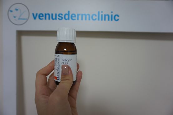 Piling kimik per trajtimin e aknes dhe cikatriceve me acid salicilik nga Dr Brunilda Bardhi, Klinike ne tirane per piling kimik, Klinike ne tirane per trajtimin e aknes nga Klinika Dermatologjike Venus